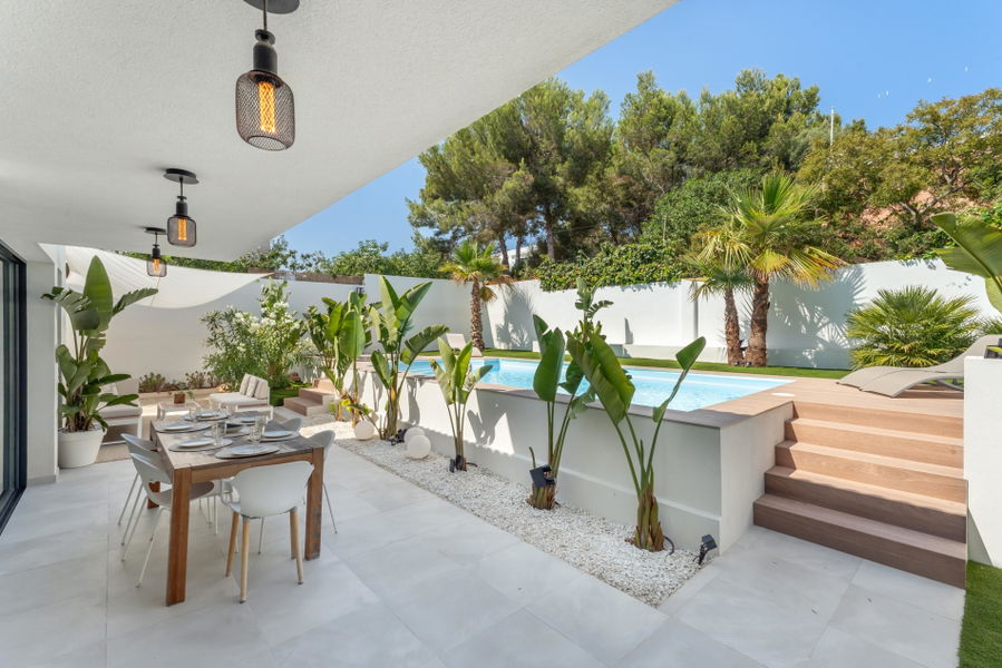 Modern och stilren villa med pool nära stranden i Palmanova