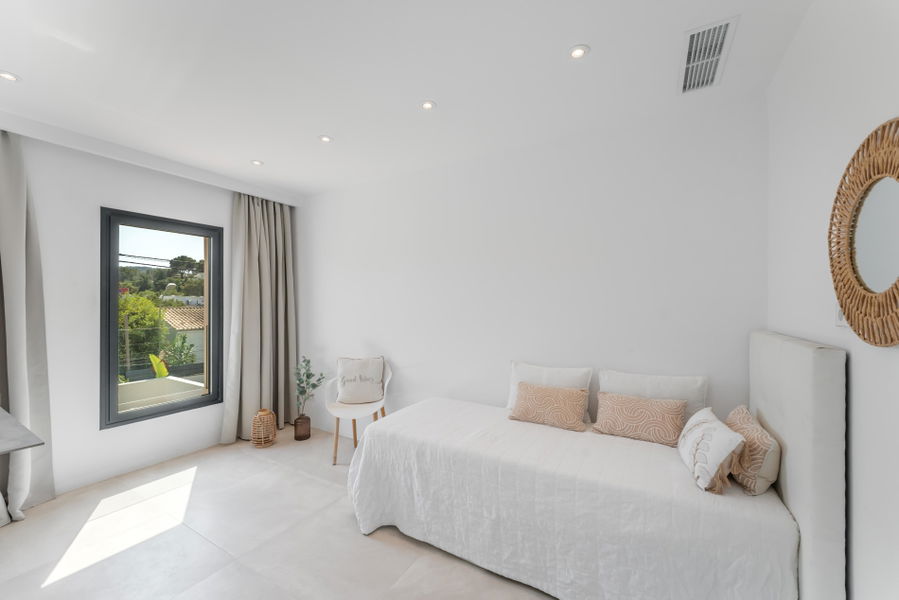 Modern och stilren villa med pool nära stranden i Palmanova