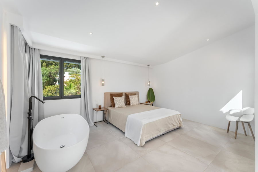 Modern och stilren villa med pool nära stranden i Palmanova