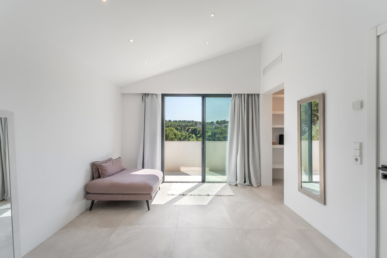 Modern och stilren villa med pool nära stranden i Palmanova
