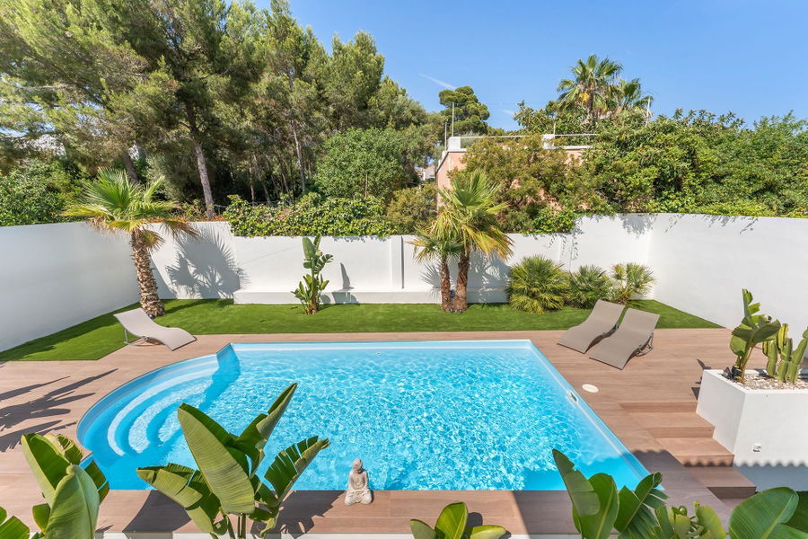 Modern och stilren villa med pool nära stranden i Palmanova