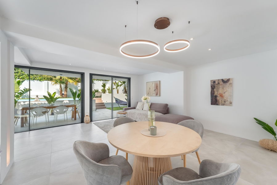Modern och stilren villa med pool nära stranden i Palmanova