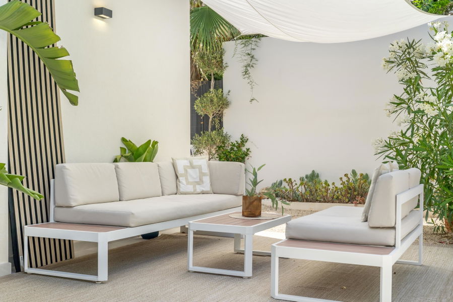 Modern och stilren villa med pool nära stranden i Palmanova
