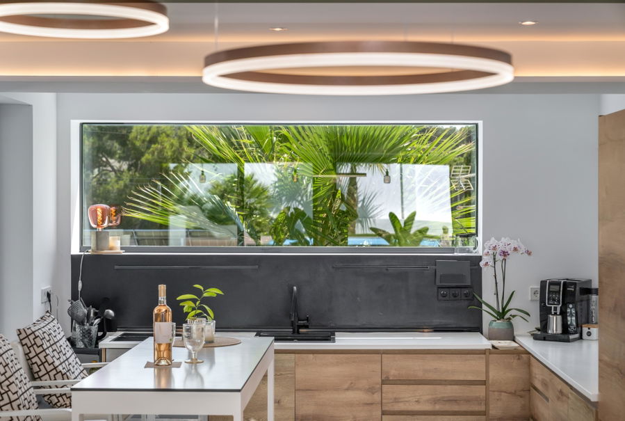 Modern och stilren villa med pool nära stranden i Palmanova