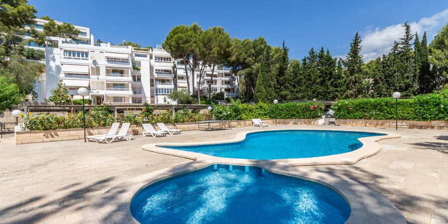 Elegante piso con jardín en Cas Català cerca de la playa de Bugambilia y del puerto de Cala Nova