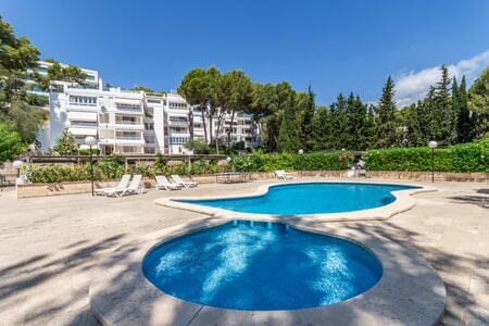 Elegante piso con jardín en Cas Català cerca de la playa de Bugambilia y del puerto de Cala Nova
