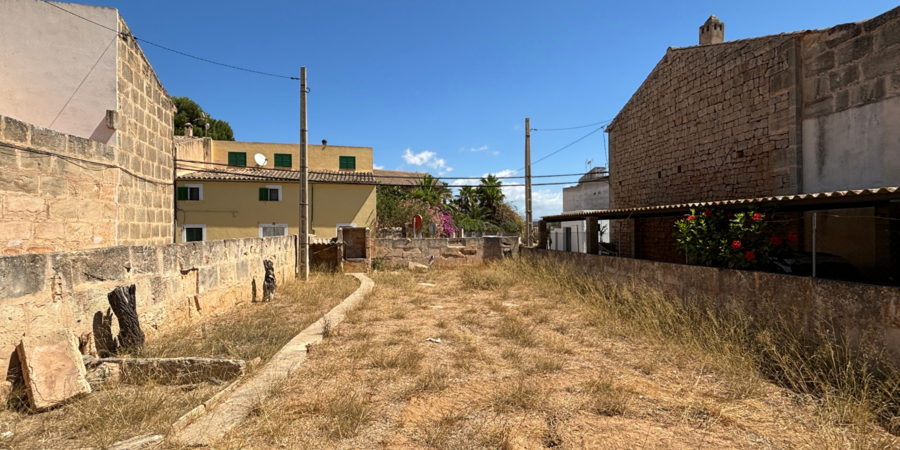 Building plot in the heart of Ses Salines village near Es Trenc