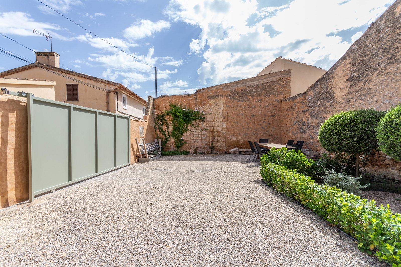 Modern renovated, historic house with large garden in Biniali near Sencelles