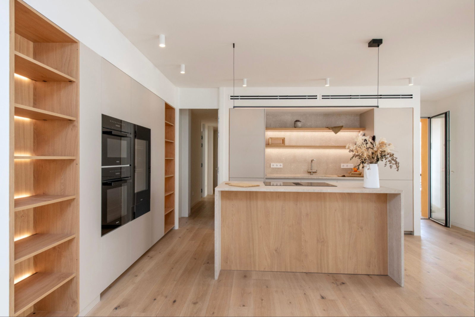 Stylish renovated apartment with terraces and partial sea views in Santa Catalina