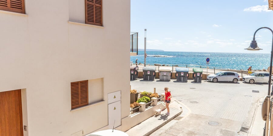 Apartamento tipo estudio con vistas parciales al mar junto a la playa de Portixol