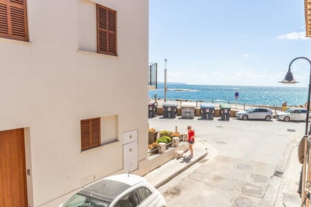 Apartamento tipo estudio con vistas parciales al mar junto a la playa de Portixol