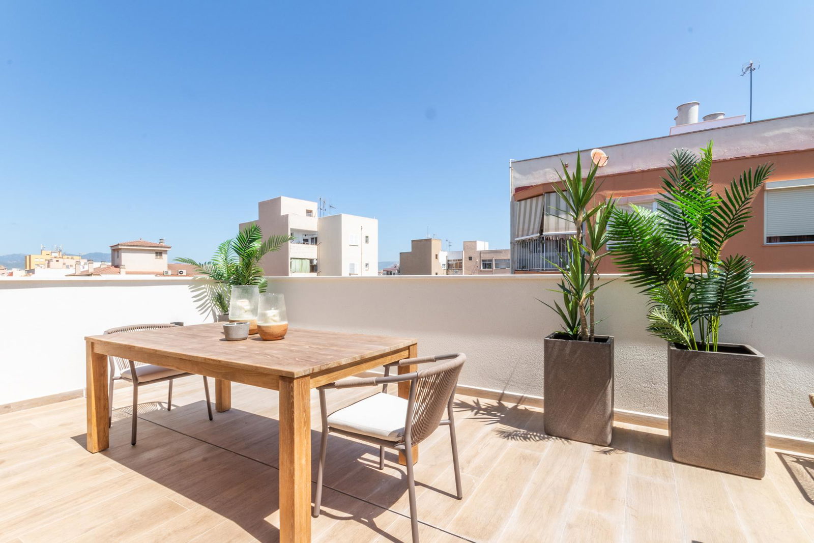 Ático dúplex de nueva construcción con terraza y vistas al mar en Portixol