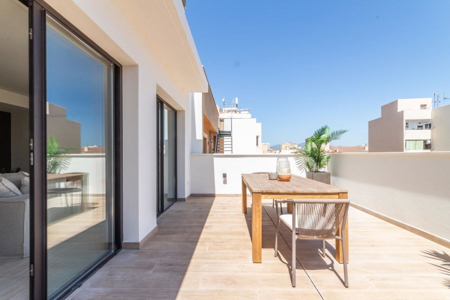 Ático dúplex de nueva construcción con terraza y vistas al mar en Portixol