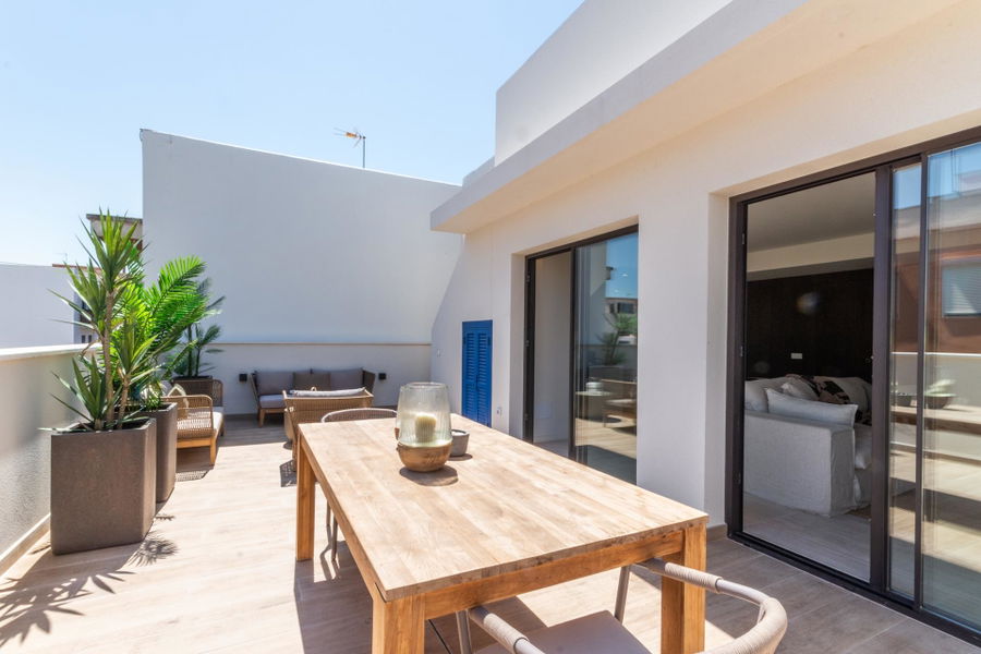 Ático dúplex de nueva construcción con terraza y vistas al mar en Portixol