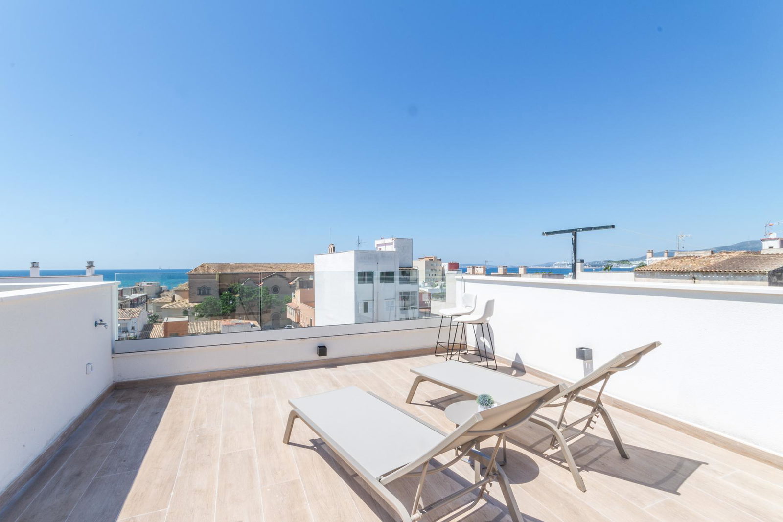Ático dúplex de nueva construcción con terraza y vistas al mar en Portixol