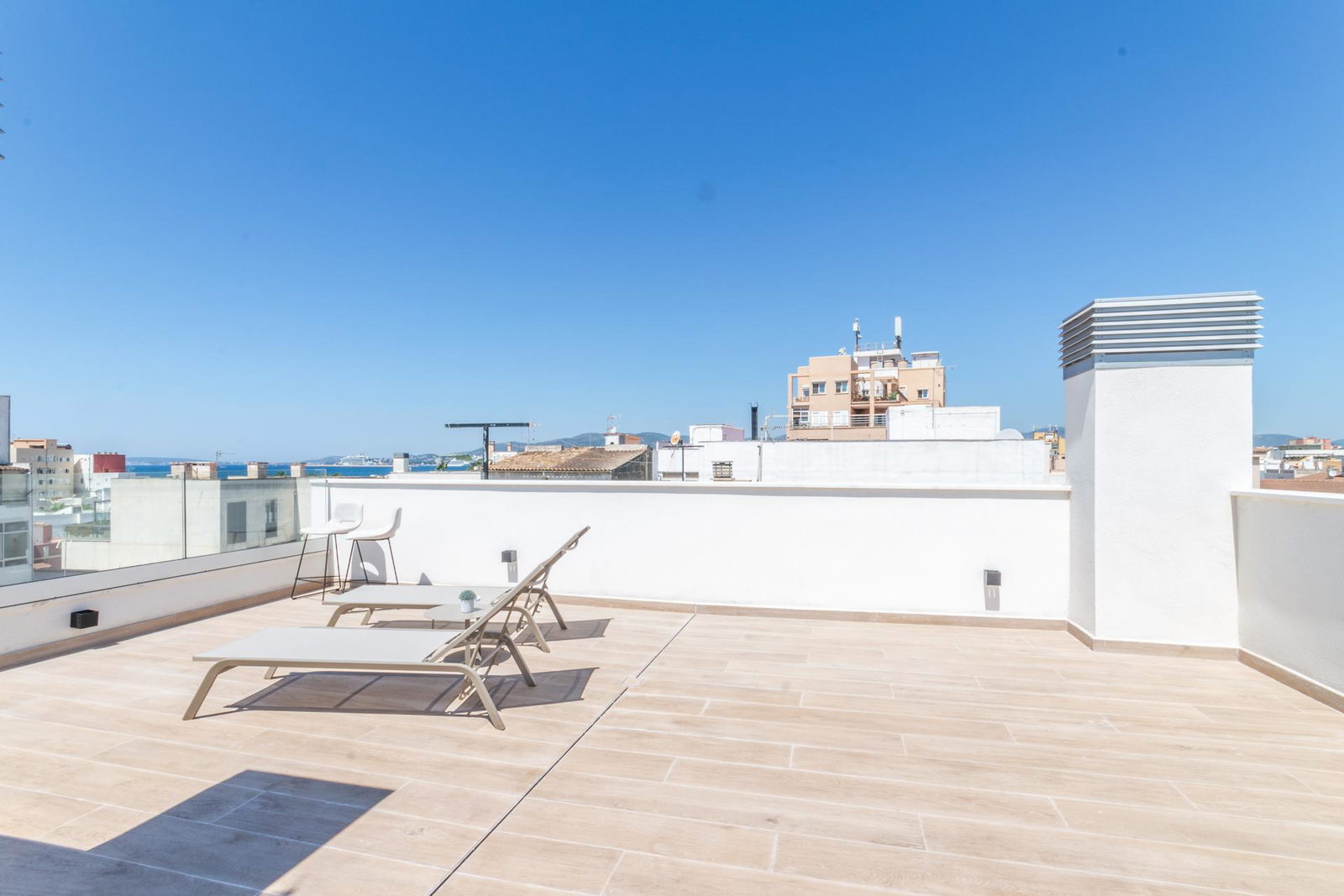 Ático dúplex de nueva construcción con terraza y vistas al mar en Portixol