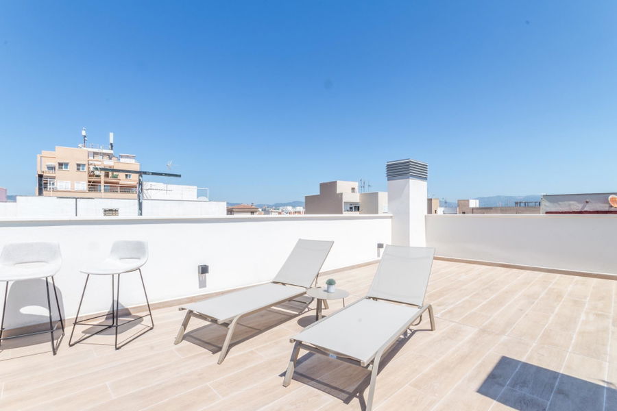 Ático dúplex de nueva construcción con terraza y vistas al mar en Portixol