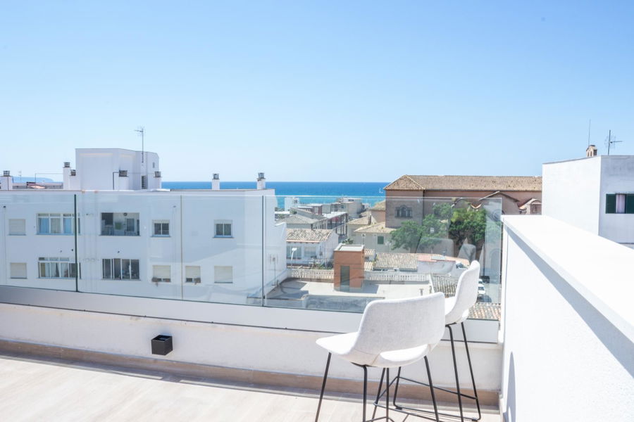 Ático dúplex de nueva construcción con terraza y vistas al mar en Portixol