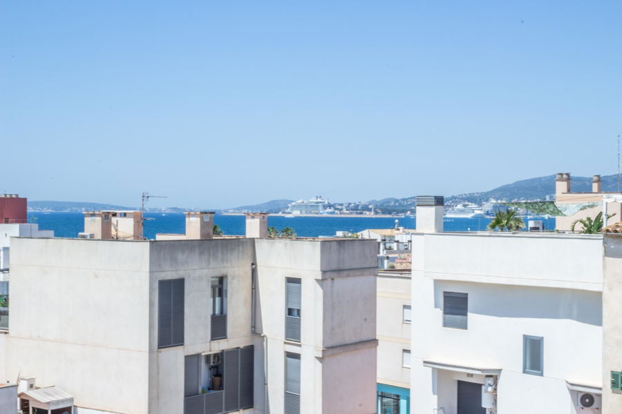 Ático dúplex de nueva construcción con terraza y vistas al mar en Portixol