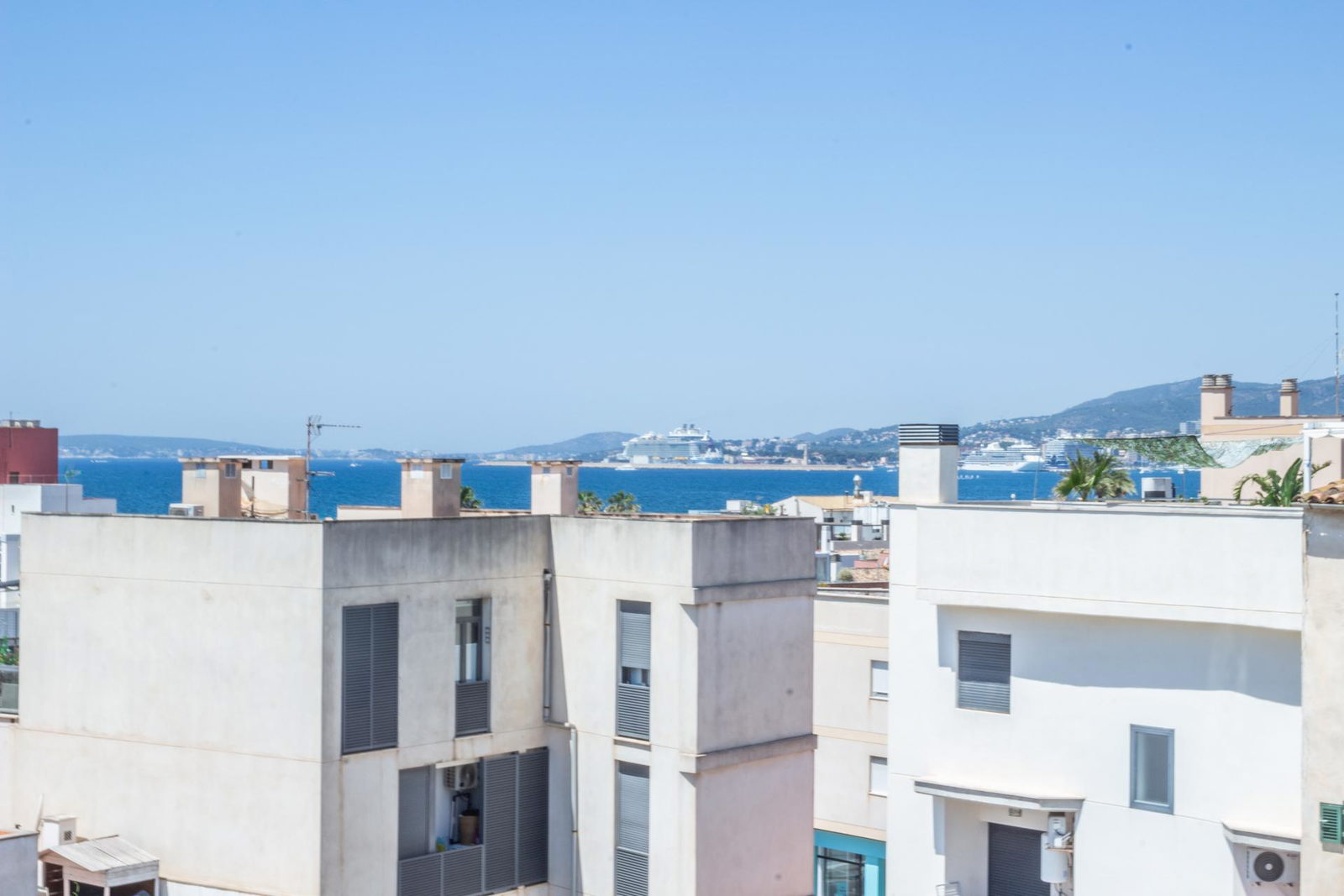 Ático dúplex de nueva construcción con terraza y vistas al mar en Portixol