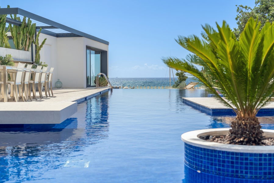 Atemberaubende Luxusvilla direkt am Meer in Molinar, die keine Wünsche offenlässt
