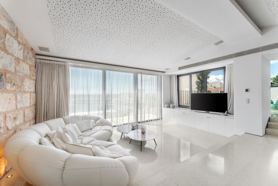 Atemberaubende Luxusvilla direkt am Meer in Molinar, die keine Wünsche offenlässt