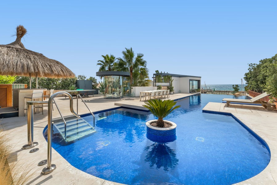 Atemberaubende Luxusvilla direkt am Meer in Molinar, die keine Wünsche offenlässt