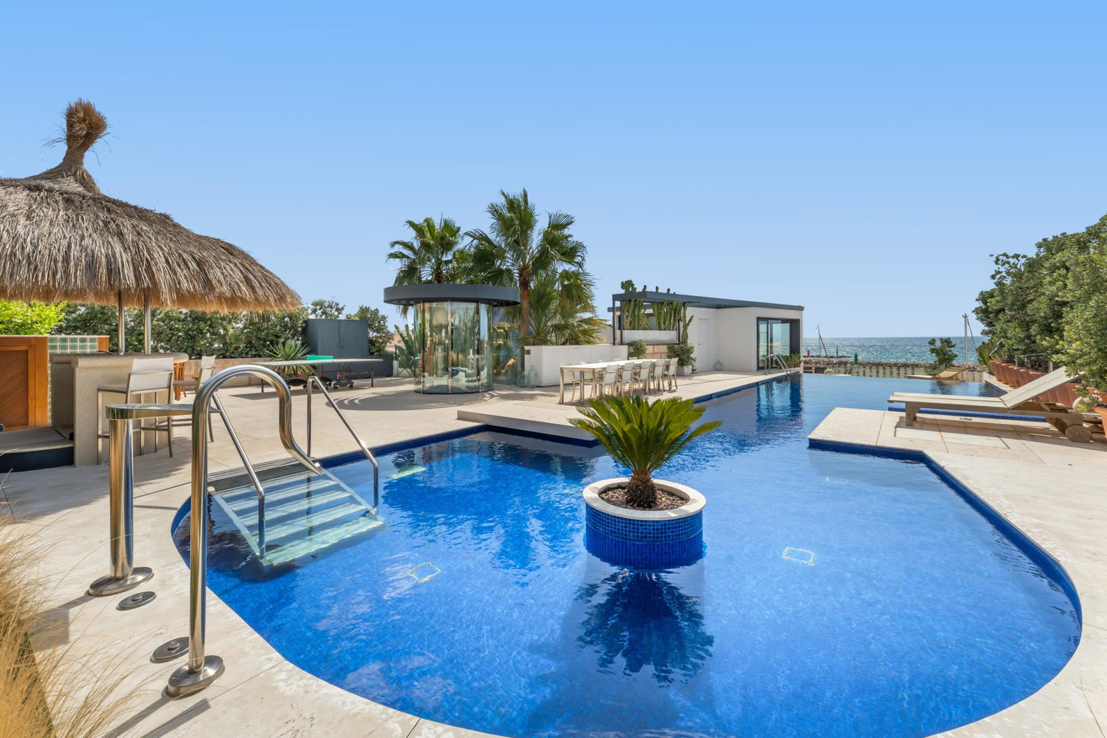 Atemberaubende Luxusvilla direkt am Meer in Molinar, die keine Wünsche offenlässt