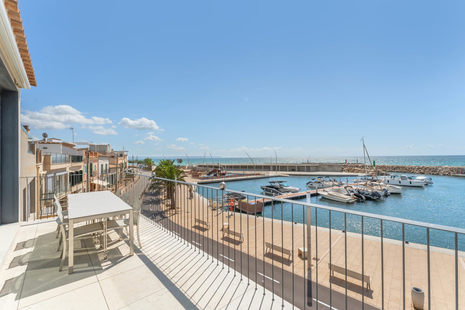 Atemberaubende Luxusvilla direkt am Meer in Molinar, die keine Wünsche offenlässt
