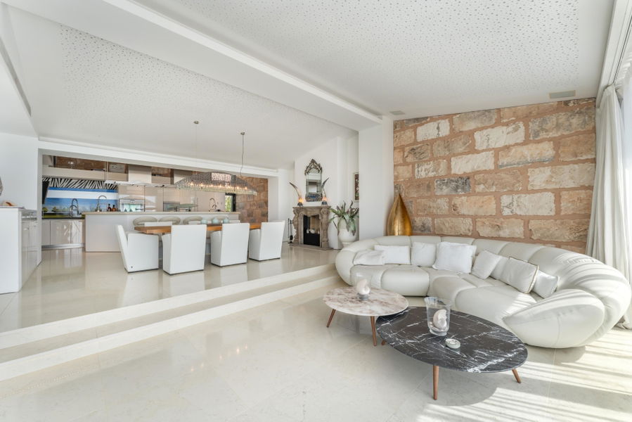 Atemberaubende Luxusvilla direkt am Meer in Molinar, die keine Wünsche offenlässt