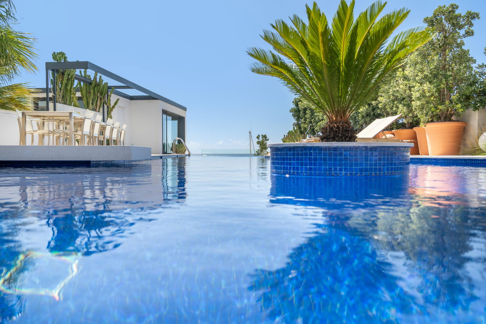 Atemberaubende Luxusvilla direkt am Meer in Molinar, die keine Wünsche offenlässt