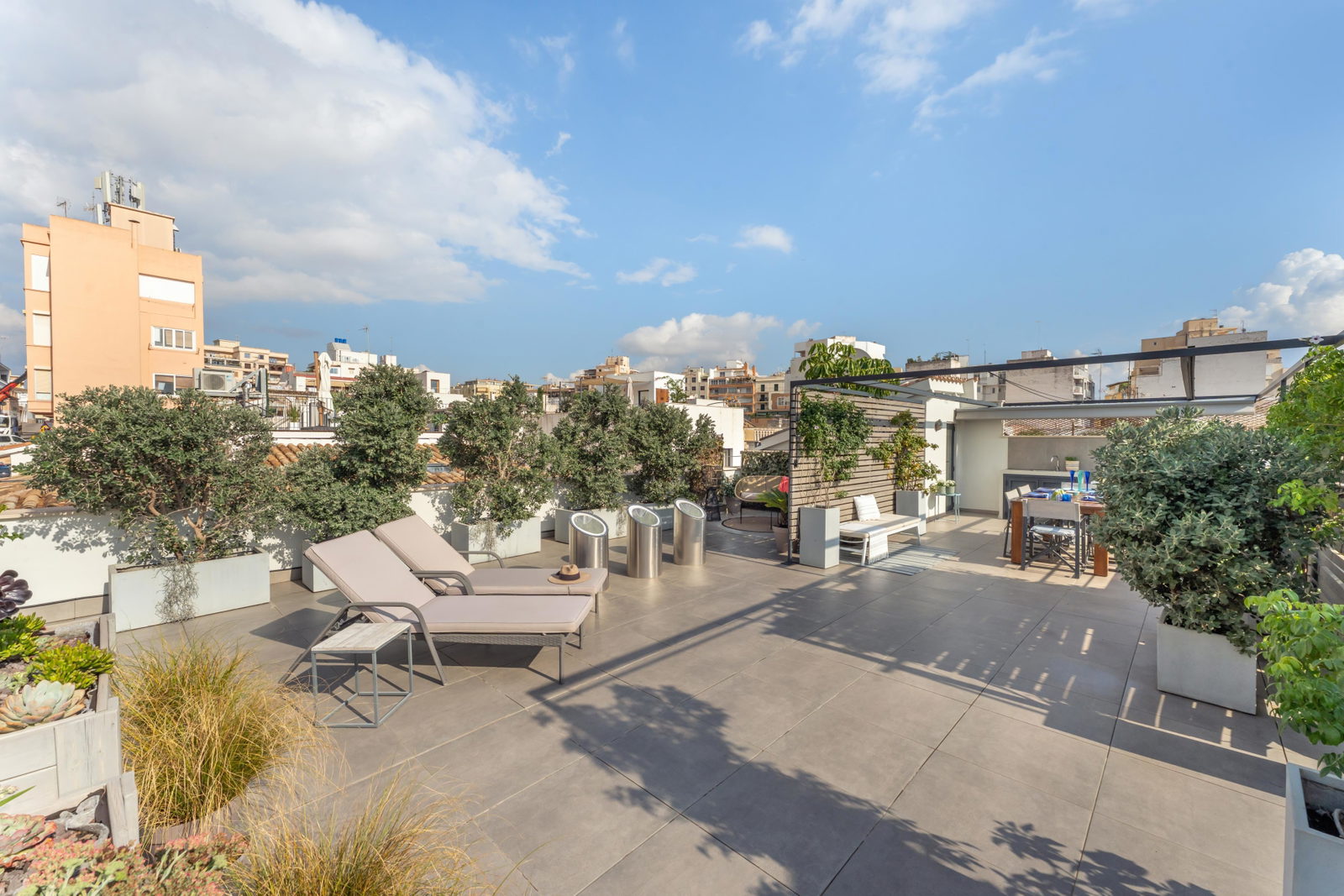 Exclusiva casa familiar con zona wellness interior y espectacular terraza en la azotea en Son Espanyolet