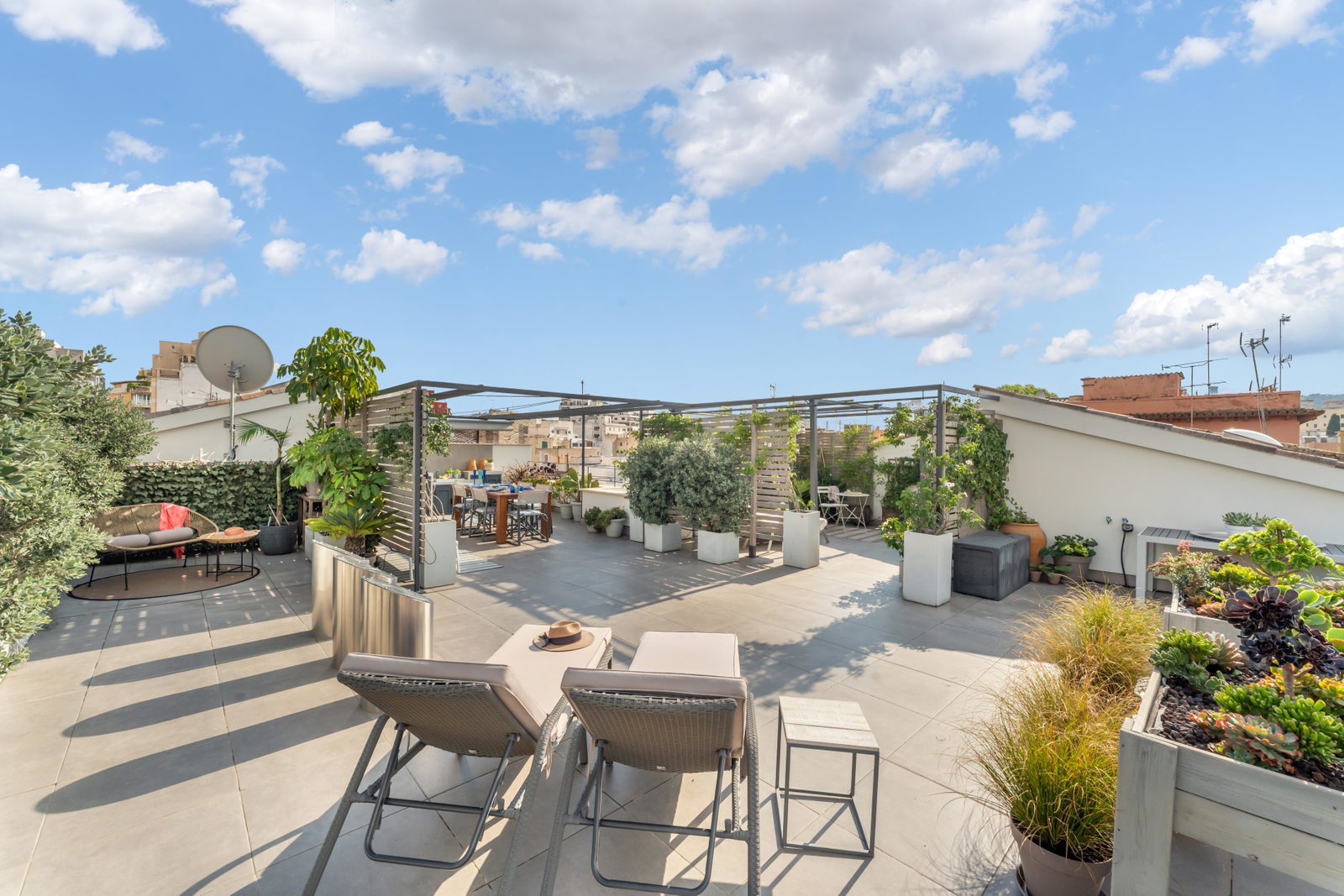 Exclusiva casa familiar con zona wellness interior y espectacular terraza en la azotea en Son Espanyolet
