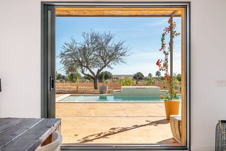 Estupenda y moderna propiedad con idílico entorno en Campos