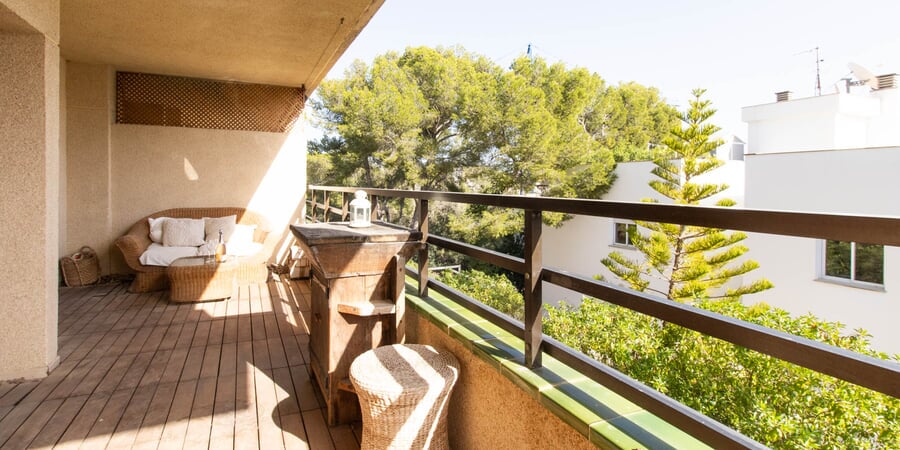 Apartamento con gran terraza, vistas parciales al mar y potencial de renovación en Cas Català