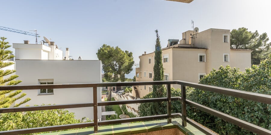 Apartamento con gran terraza, vistas parciales al mar y potencial de renovación en Cas Català