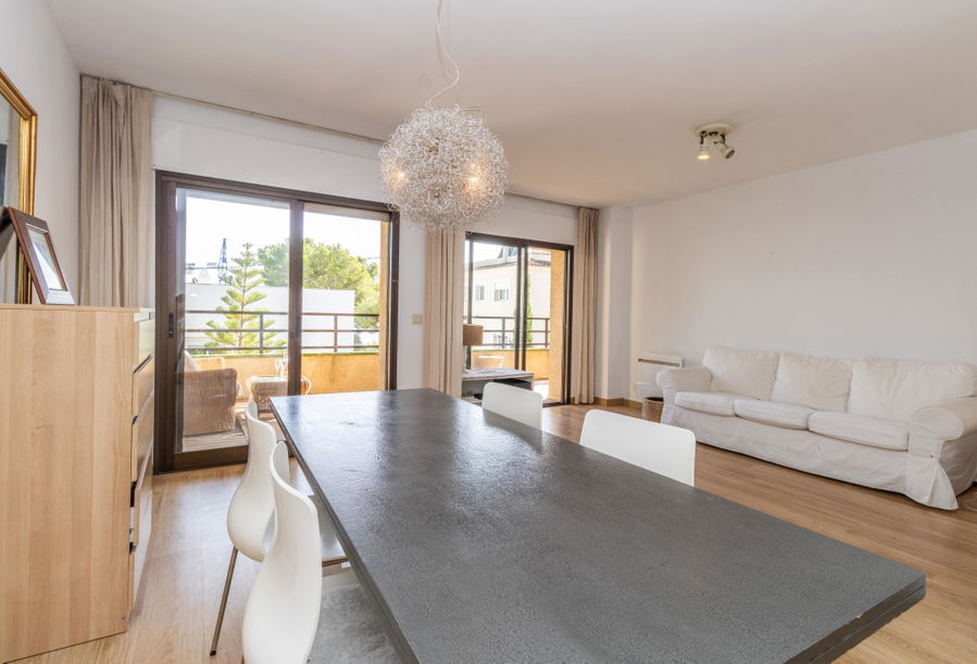 Wohnung mit großer Terrasse, Teil-Meerblick und Renovierungspotenzial in Cas Català