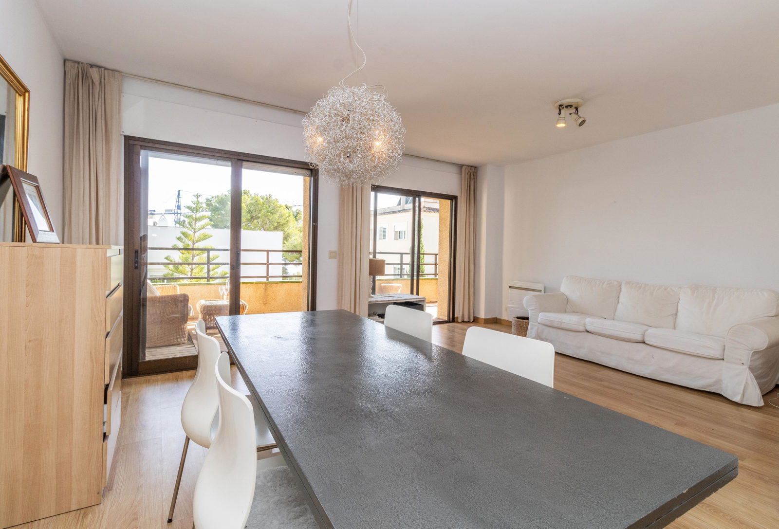Wohnung mit großer Terrasse, Teil-Meerblick und Renovierungspotenzial in Cas Català