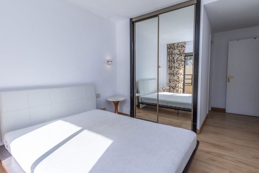 Wohnung mit großer Terrasse, Teil-Meerblick und Renovierungspotenzial in Cas Català