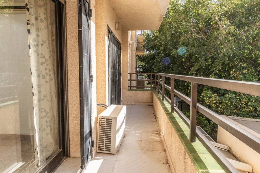 Wohnung mit großer Terrasse, Teil-Meerblick und Renovierungspotenzial in Cas Català