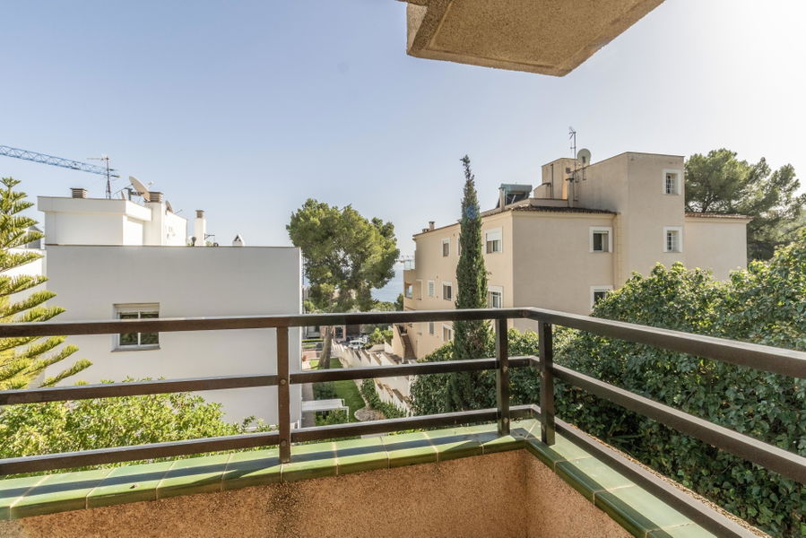 Wohnung mit großer Terrasse, Teil-Meerblick und Renovierungspotenzial in Cas Català
