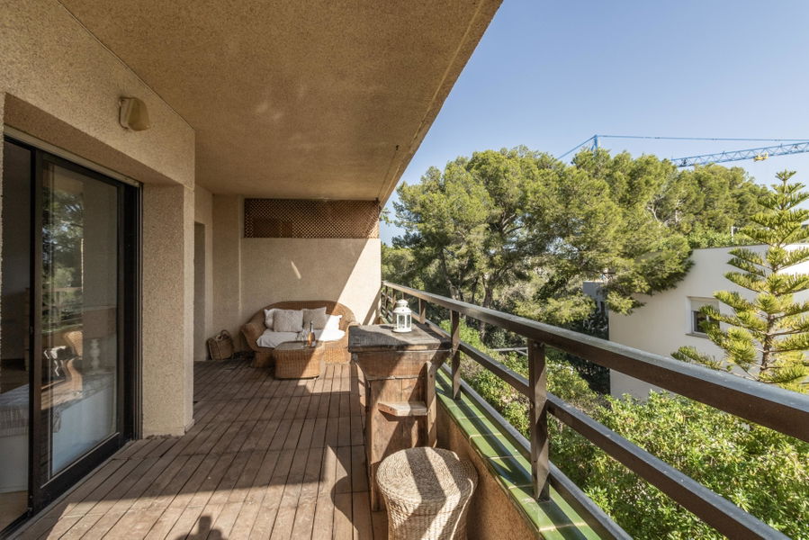 Wohnung mit großer Terrasse, Teil-Meerblick und Renovierungspotenzial in Cas Català