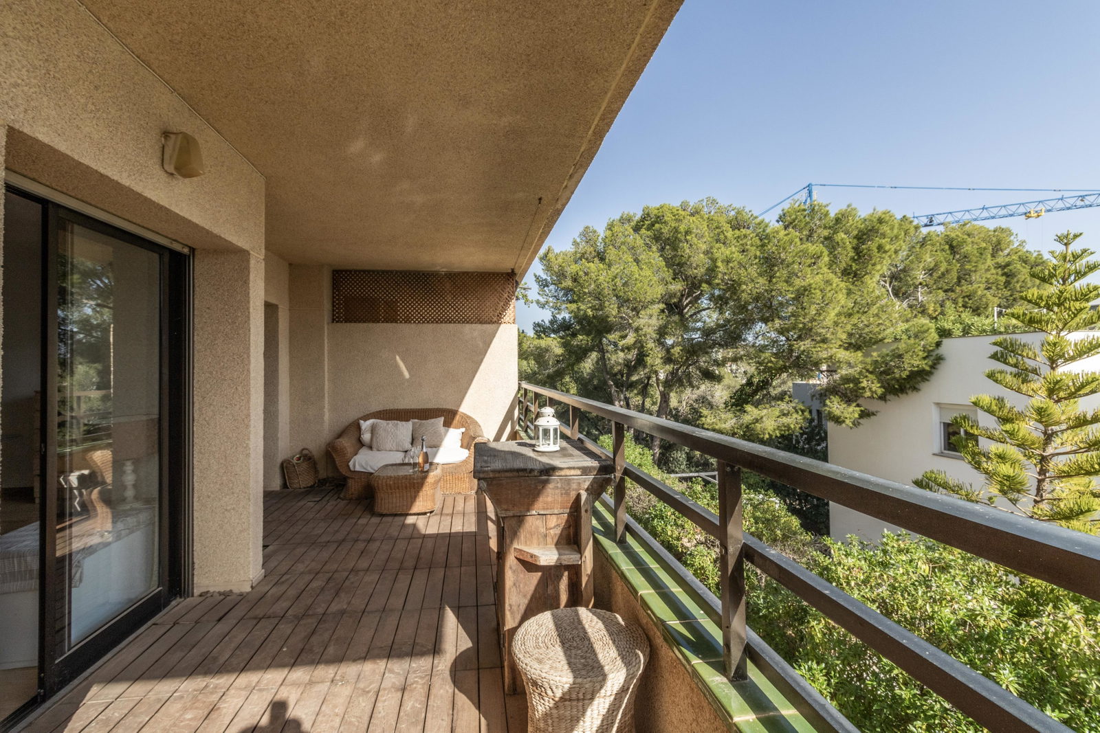 Wohnung mit großer Terrasse, Teil-Meerblick und Renovierungspotenzial in Cas Català