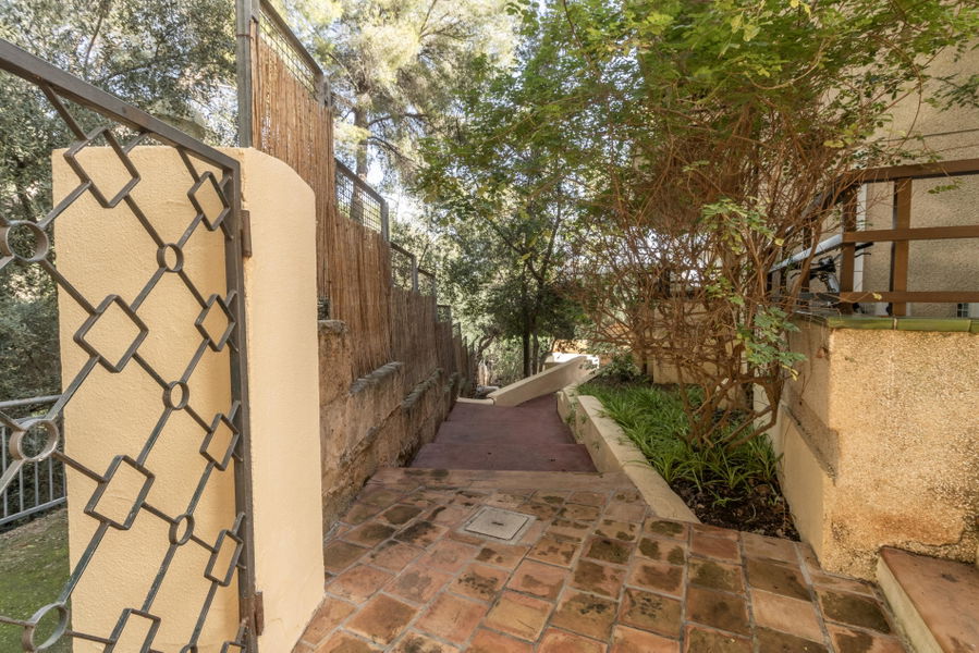 Wohnung mit großer Terrasse, Teil-Meerblick und Renovierungspotenzial in Cas Català