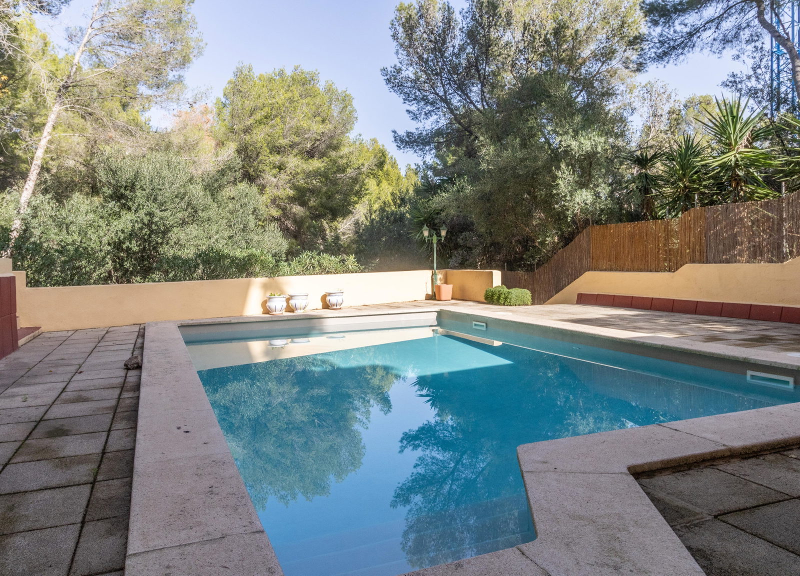 Wohnung mit großer Terrasse, Teil-Meerblick und Renovierungspotenzial in Cas Català