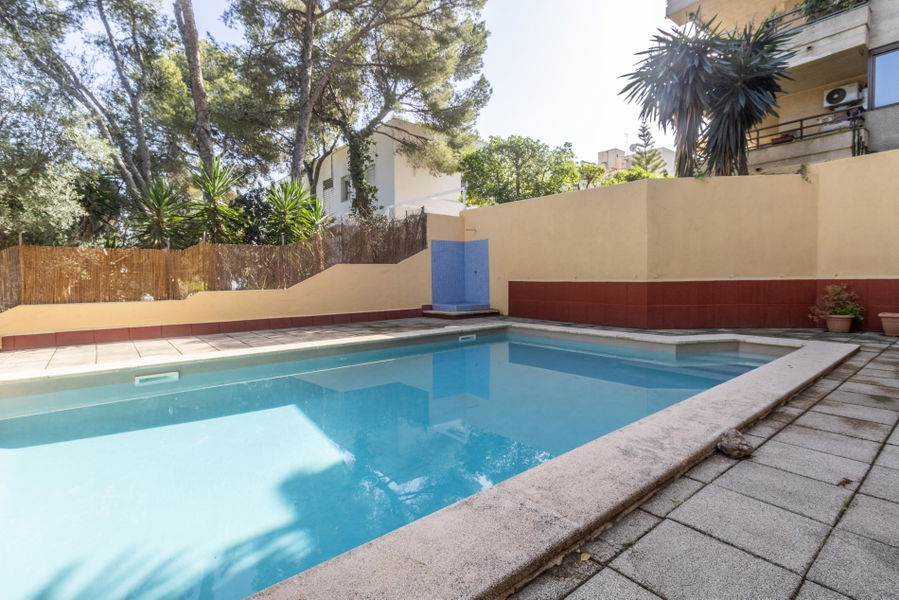 Wohnung mit großer Terrasse, Teil-Meerblick und Renovierungspotenzial in Cas Català