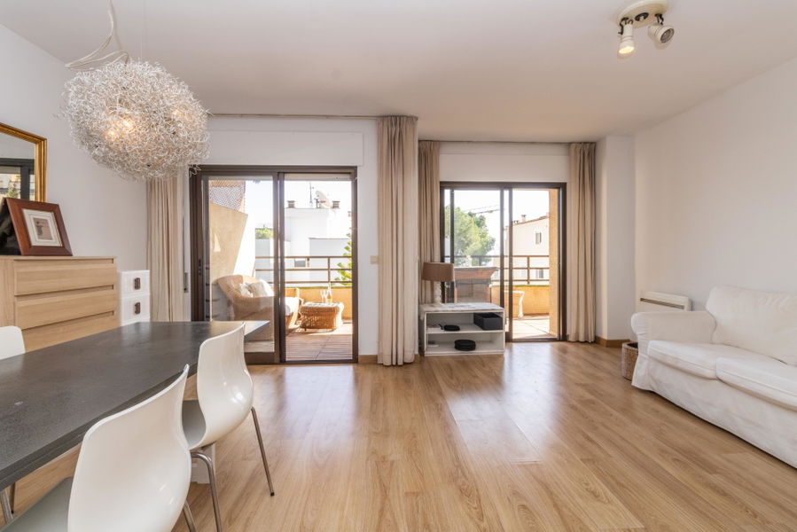 Wohnung mit großer Terrasse, Teil-Meerblick und Renovierungspotenzial in Cas Català