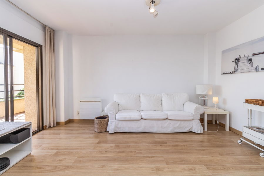 Wohnung mit großer Terrasse, Teil-Meerblick und Renovierungspotenzial in Cas Català