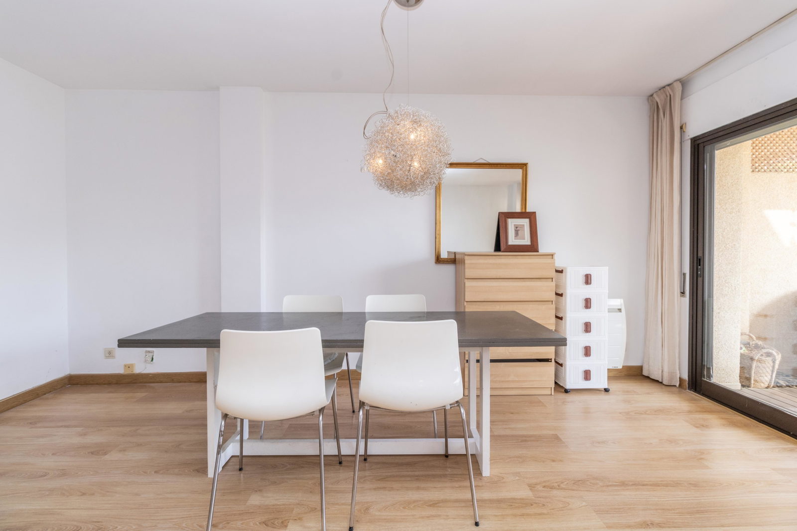 Wohnung mit großer Terrasse, Teil-Meerblick und Renovierungspotenzial in Cas Català