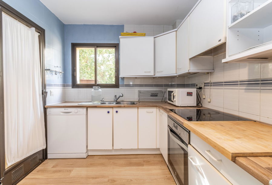 Wohnung mit großer Terrasse, Teil-Meerblick und Renovierungspotenzial in Cas Català